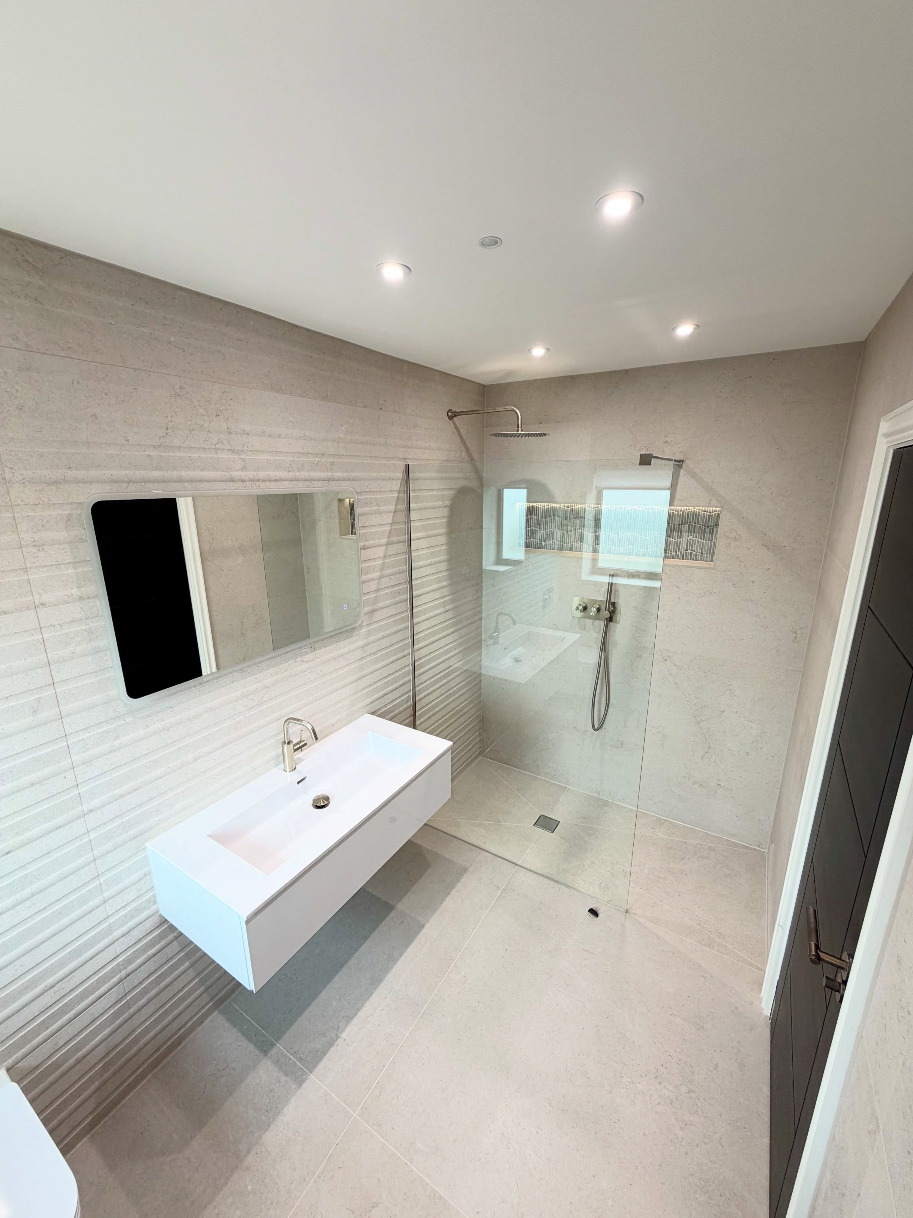 Bathroom mastic — clean finish
